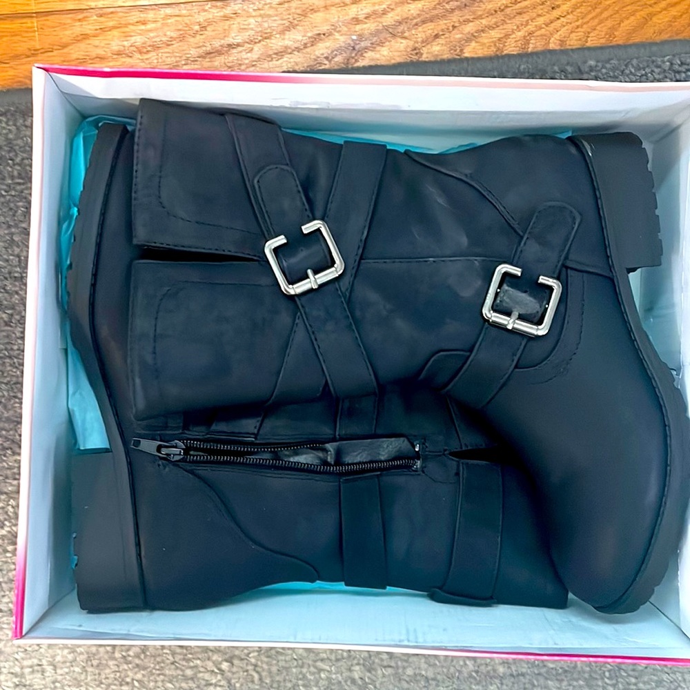 Brand new in box! Girls/women’s boots.